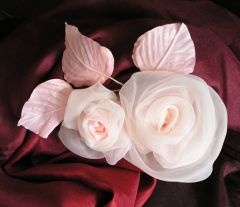 Róże z szyfonu, broszka,  kwiat z materiału, ozdoba / Roses, brrooch, flower made of material